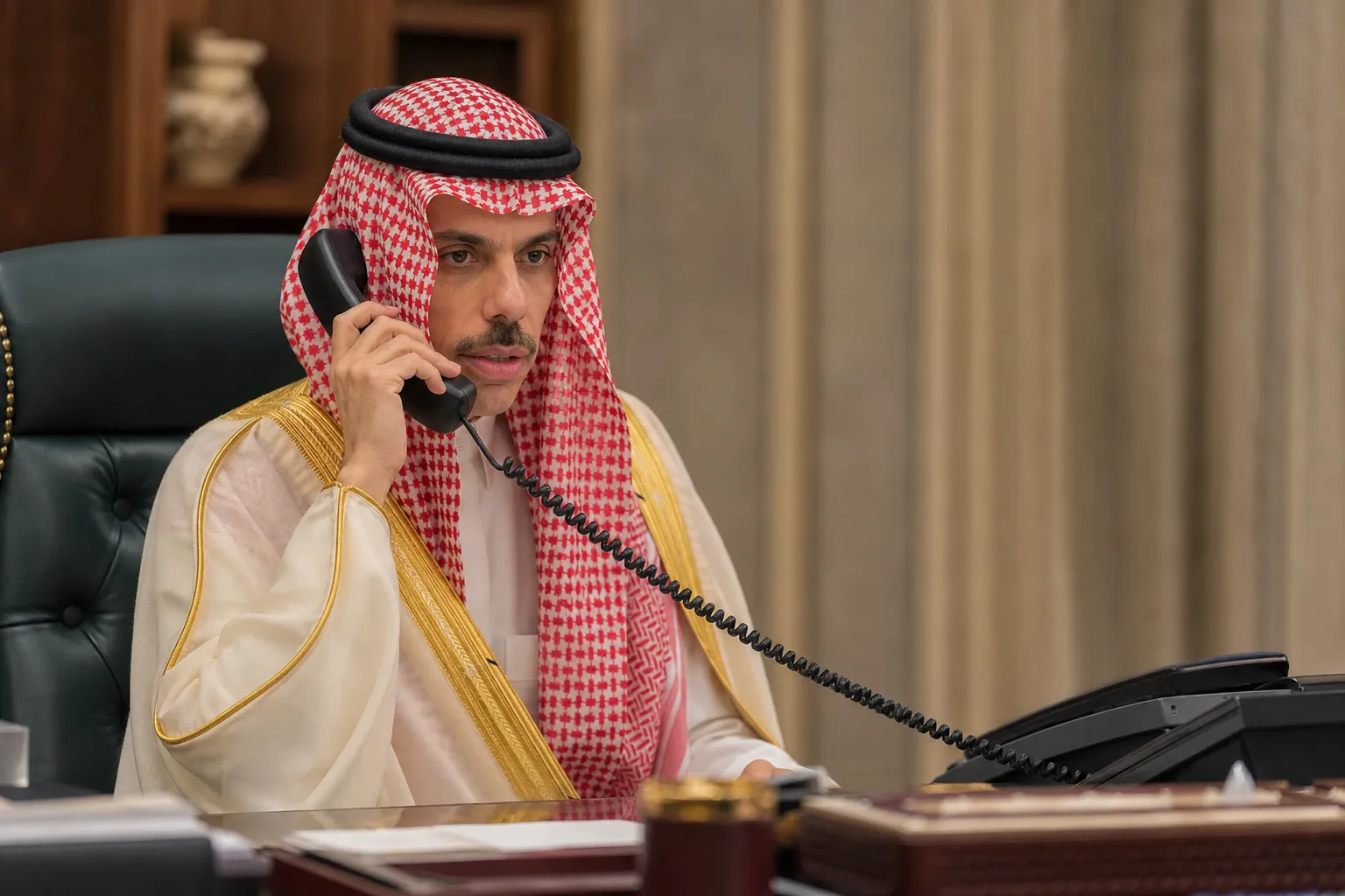 وزيرا خارجية السعودية وقطر يبحثان التوترات الإقليمية وجهود السلام