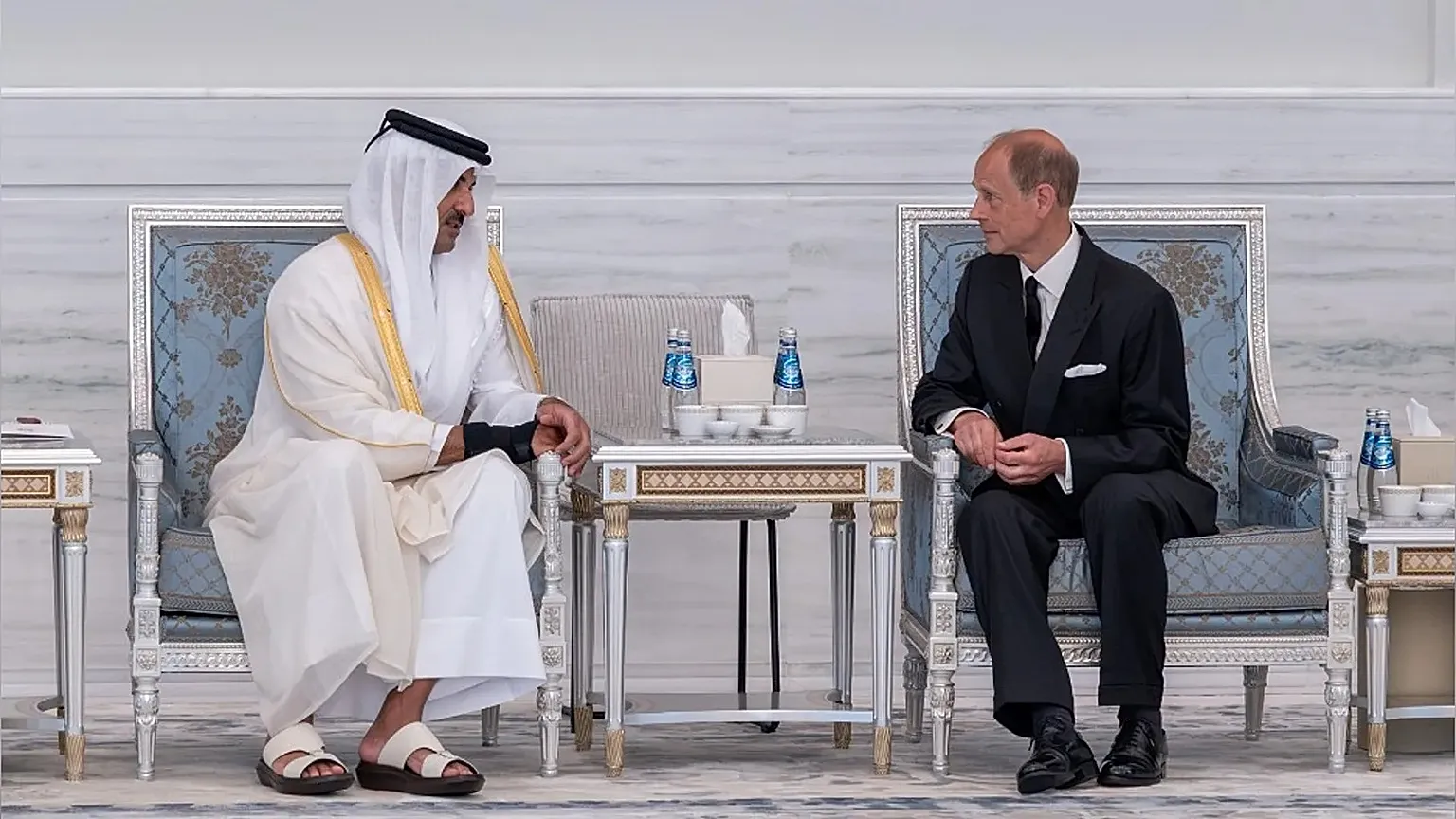 زعماء العالم يتوافدون على الدوحة لتقديم العزاء في وفاة أمير قطر السابق