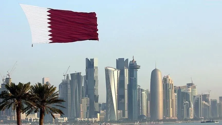 رئيس وزراء قطر يلتقي نظيره السوري في الدوحة لبحث العلاقات الثنائية ودعم إعادة الإعمار