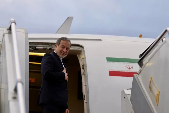 وزير الخارجية الإيراني يزور الدوحة لتقديم العزاء بوفاة أمير قطر السابق
