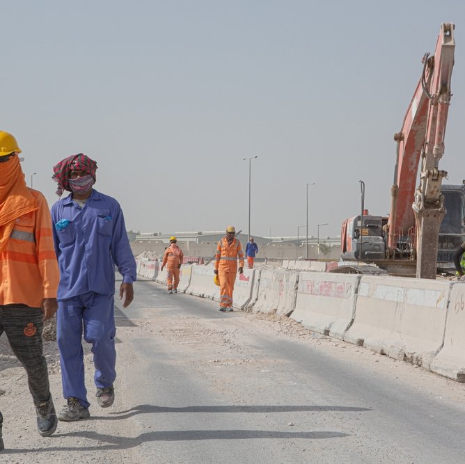 عمال مهاجرون في قطر يضربون عن العمل بسبب تأخر الرواتب لثمانية أشهر وتصاعد الأزمة