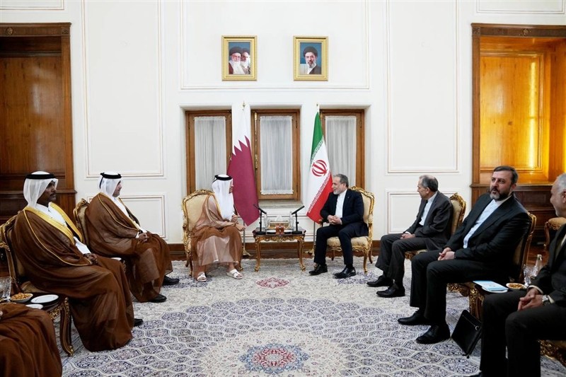 وزير خارجية قطر يلتقي نظيره الإيراني في طهران لبحث العلاقات الثنائية وتخفيف التوترات الإقليمية