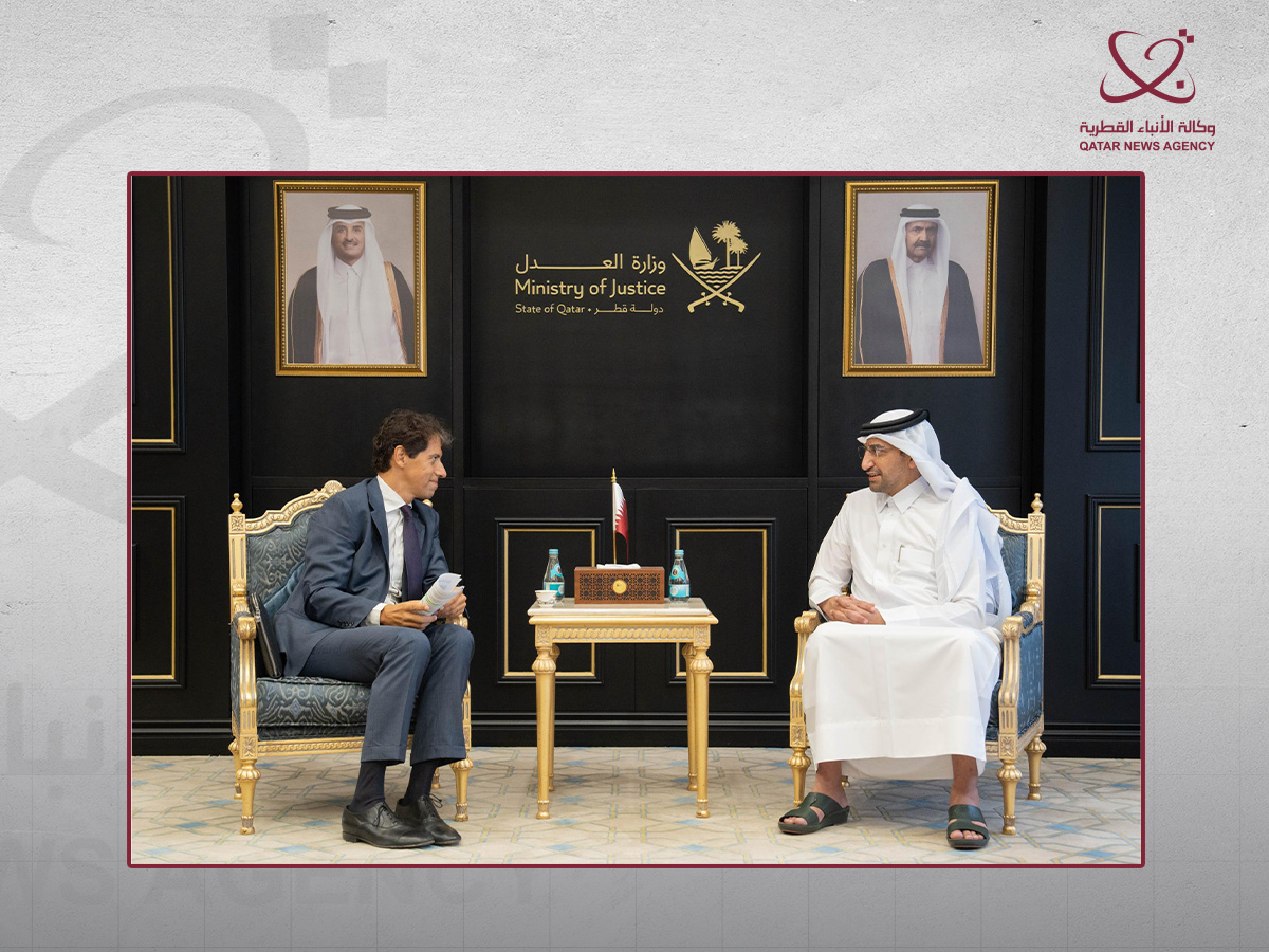 وزير العدل القطري يبحث تعزيز التعاون القانوني والقضائي مع السفير الإيطالي