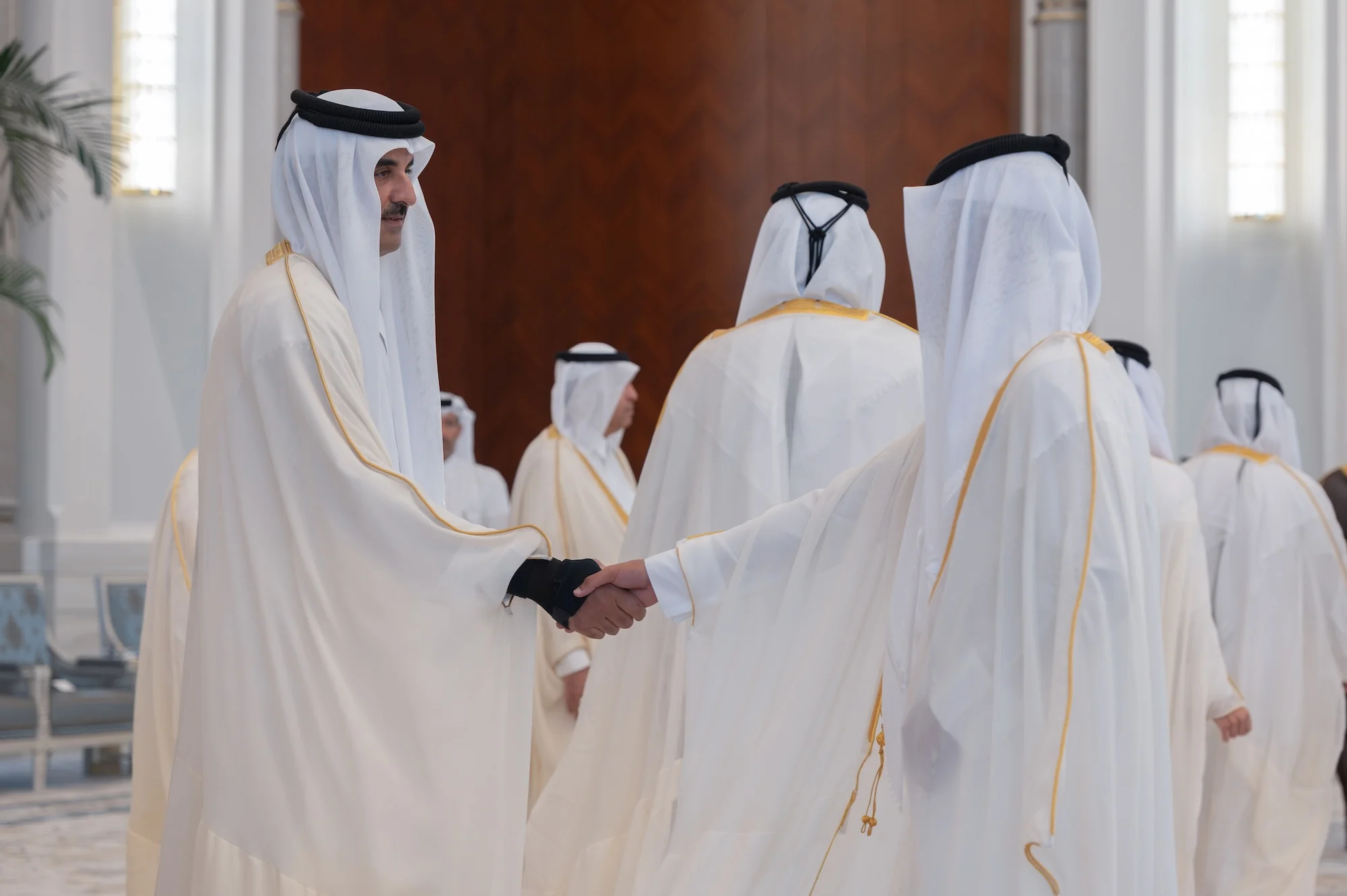 أمير قطر يتلقى التعازي بوفاة الأمير الوالد